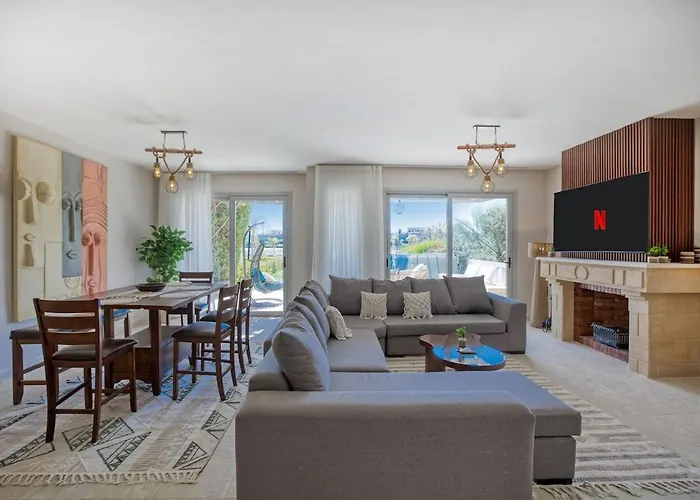Elegant 4br With Private Garden & Golf Views