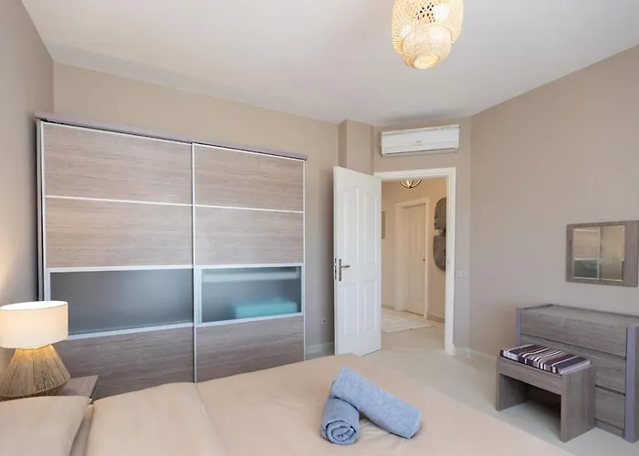 Elegant 4br With Private Garden & Golf Views *