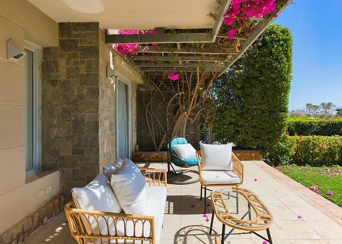 Elegant 4br With Private Garden & Golf Views