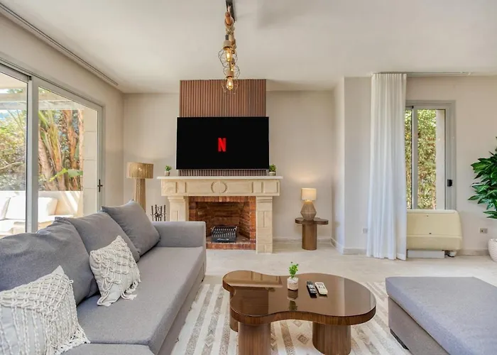 Elegant 4br With Private Garden & Golf Views