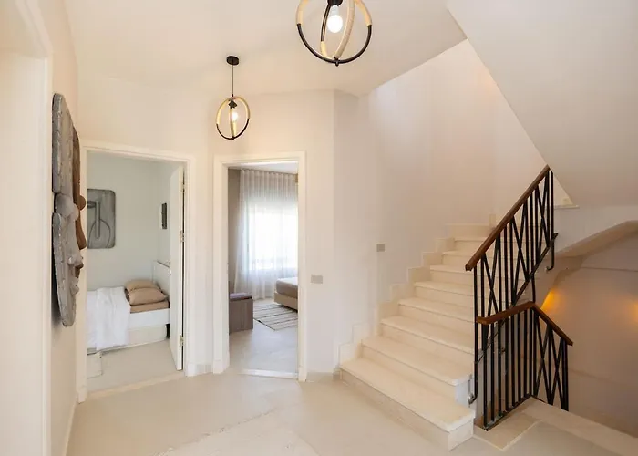 Villa Elegant 4br With Private Garden & Golf Views *