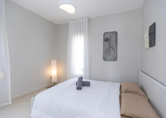 Elegant 4br With Private Garden & Golf Views Villa