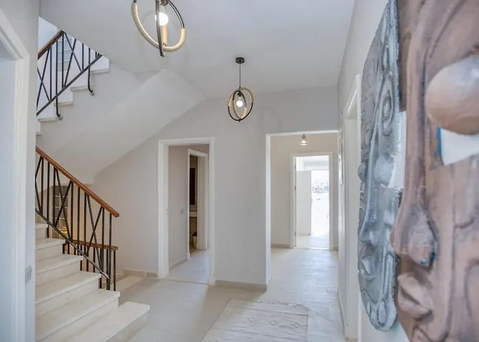 Elegant 4br With Private Garden & Golf Views Villa *