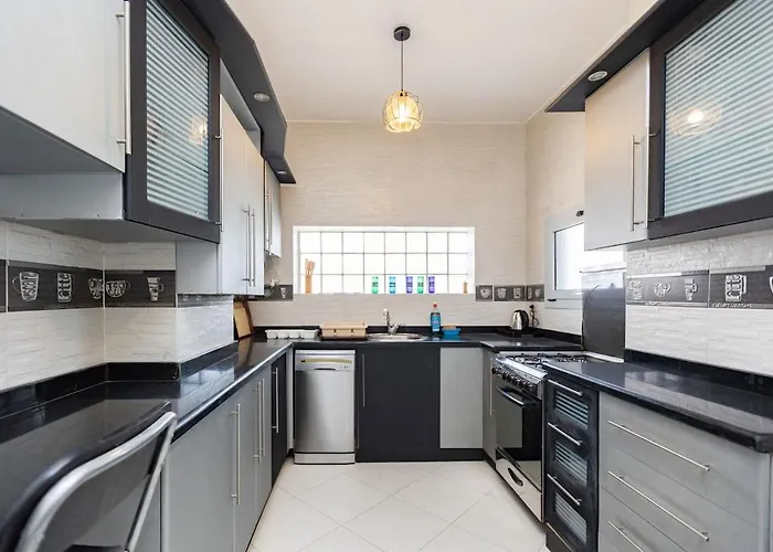 Elegant 4br With Private Garden & Golf Views Villa *