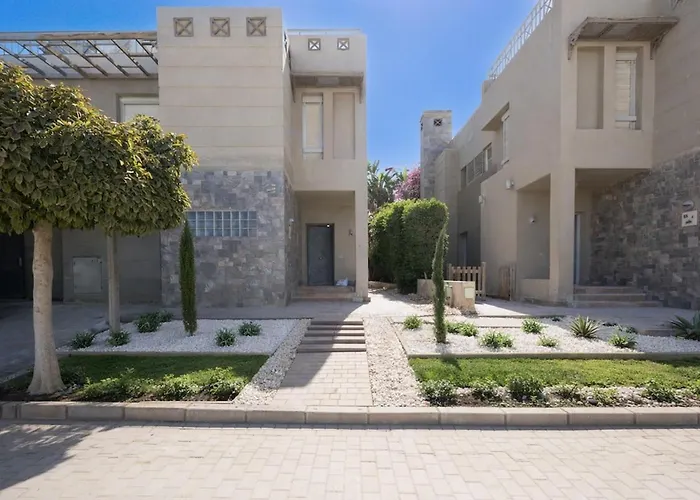 Elegant 4br With Private Garden & Golf Views