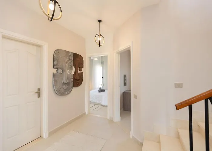 Elegant 4br With Private Garden & Golf Views Villa