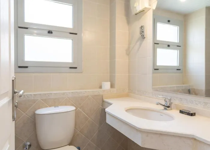 Elegant 4br With Private Garden & Golf Views *